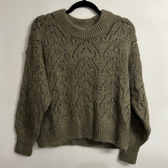 Green sweater with delicate design - Picture 1 of 2